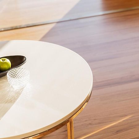 Fraser Suites Sydney Esterno foto A table with a melamine tabletop