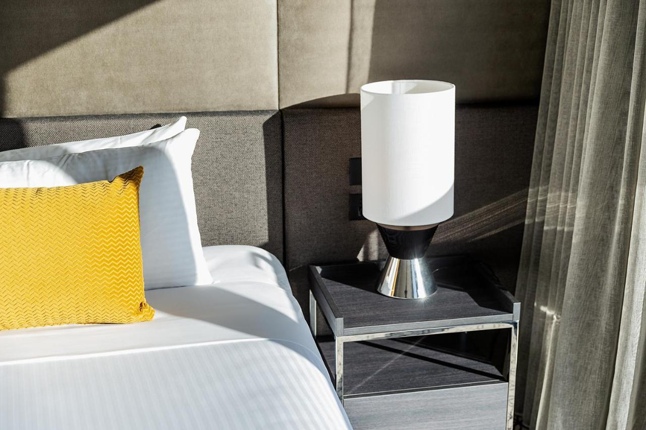 Fraser Suites Sydney Esterno foto A lamp on a bedside table