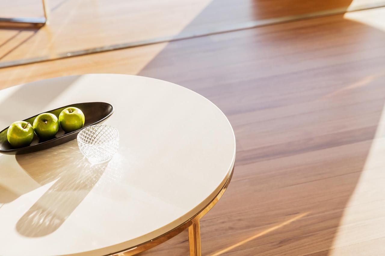 Fraser Suites Sydney Esterno foto A table with a melamine tabletop