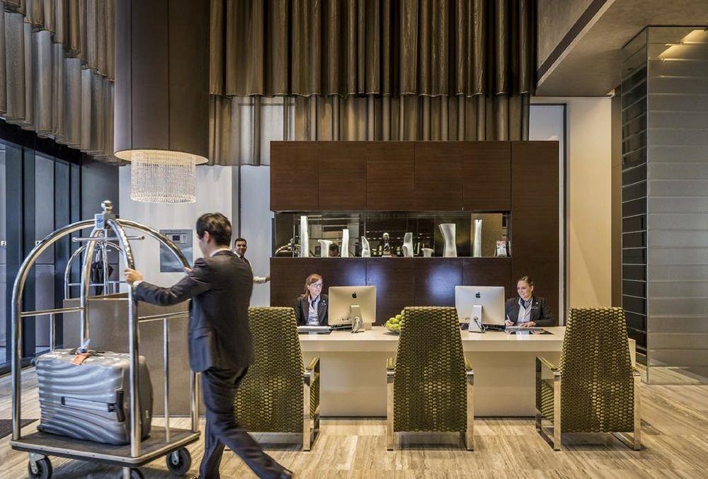 Fraser Suites Sydney Esterno foto Concierge at the Conrad Hong Kong