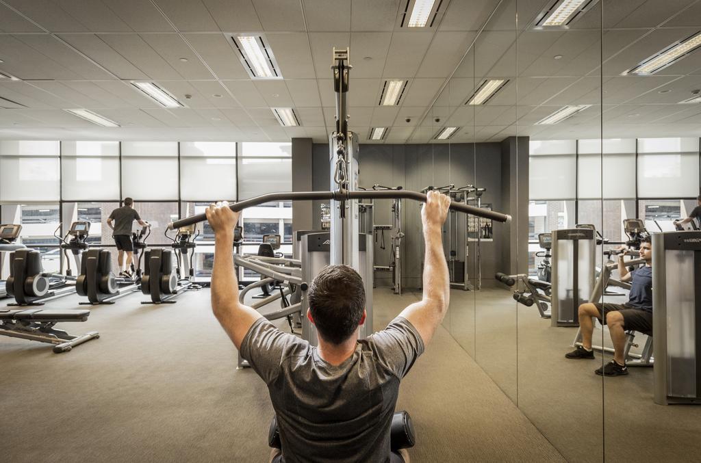 Fraser Suites Sydney Esterno foto A man using a pull-up bar