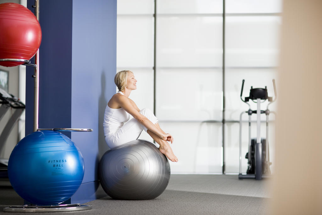 Fraser Suites Sydney Esterno foto A woman sitting on a Swiss ball